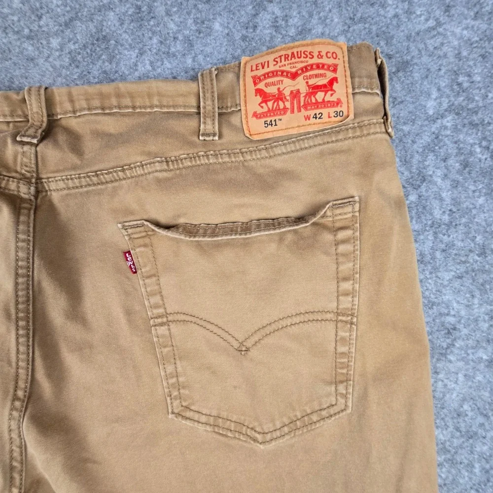 Levi's 541 Athletic Taper Mens 42x30 Tan Khaki Stretch Chino Pants 18181-0151
